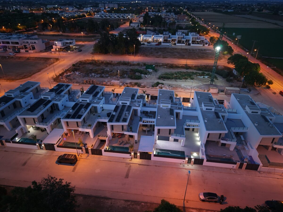 Luchtfoto van onze woonomgeving in Dolores bij avondlicht