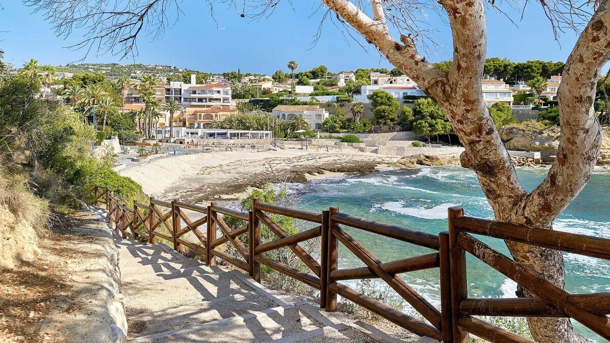 Wandelpad langs een baai aan de Costa Blanca